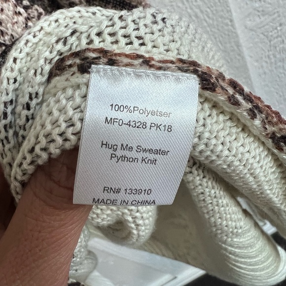 Show Me Your MuMu Hug Me Sweater - Python Print - Picture 8 of 9